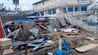 Bieauville mengatakan siklon kali ini merupakan terparah dalam 90 tahun. Badai tersebut merusak fasilitas sipil seperti bandara hingga meluluhlantakkan pemukiman penduduk. (John Balloz/via REUTERS)  