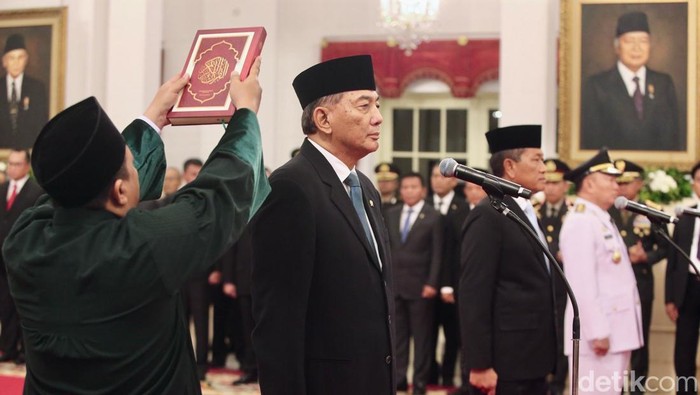Prabowo Lantik Sjafrie Sjamsoeddin Jadi Ketua Dewan Pertahanan Nasional Presiden Prabowo Subianto melantik Menteri Pertahanan Sjafrie Sjamsoeddin sebagai Ketua Harian Dewan Pertahanan Nasional (DPN). Pelantikan dilakukan di di Istana Negara, Jakarta.