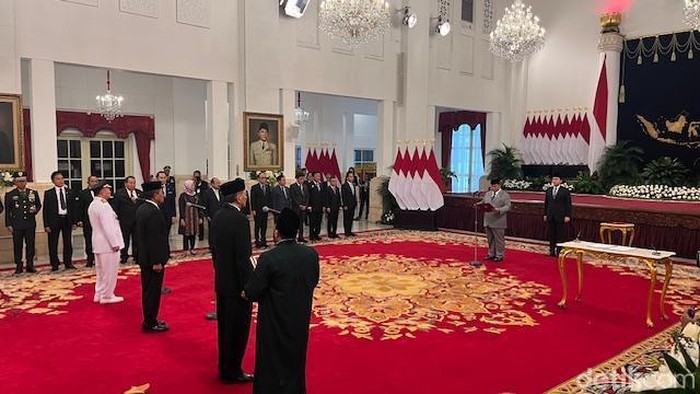 Presiden Prabowo Subianto melantik Menhan Sjafrie Sjamsoeddin sebagai Ketua Harian Dewan Pertahanan Nasional (DPN) dan Wamenhan Donny Ermawan sebagai Sekretaris DPN. Foto: Eva/detikcom