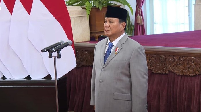 Presiden Prabowo Subianto saat menyaksikan pengucapan sumpah Pimpinan KPK (dok. YouTube Setpres)
