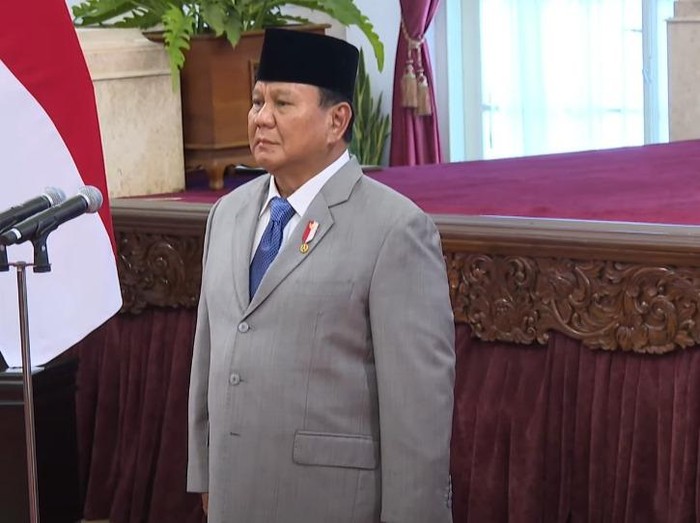Presiden Prabowo Subianto saat menyaksikan pengucapan sumpah Pimpinan KPK (dok. YouTube Setpres)