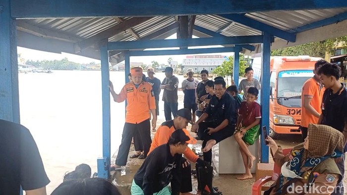 Proses evakuasi 2 nelayan di Pangkep.