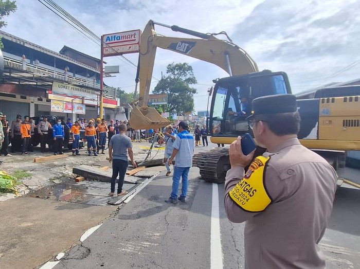 Proses evakuasi jenazah Mr X yang terperosok ke gorong-gorong Jalan Wates KM 11, Argorejo Sedayu, Bantul, Senin (16/12/2024) pagi.