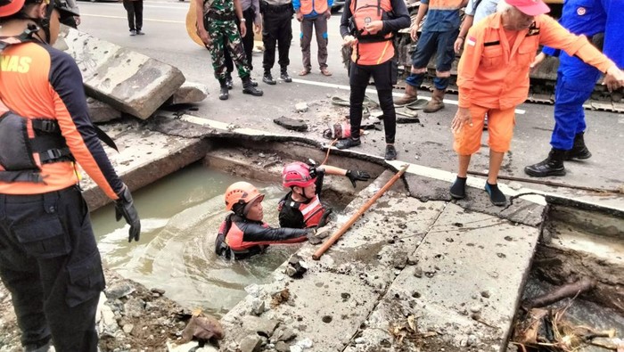 Proses evakuasi korban terperosok ke gorong-gorong Jalan Wates KM 11 Argorejo, Sedayu oleh tim SAR Gabungan, Senin (16/12/2024).