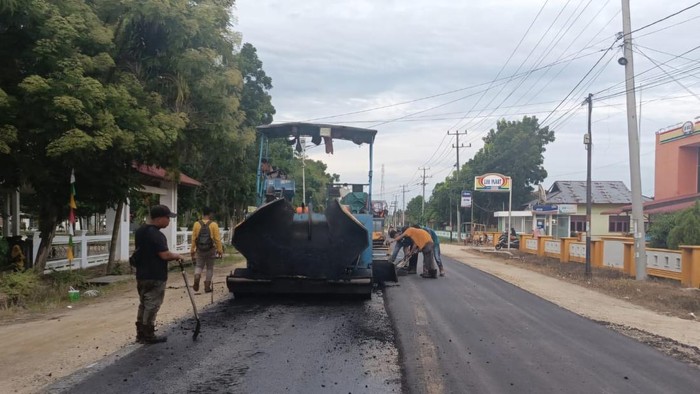 Proses perbaikan jalan (Foto: Dok PUPR Riau)