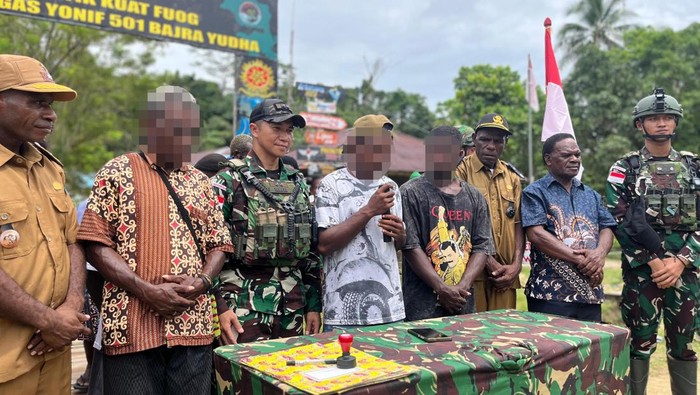 Prosesi ikrar kesetiaan NKRI oleh Tim Satgas Yonif 501/Bajra Yudha Madiun