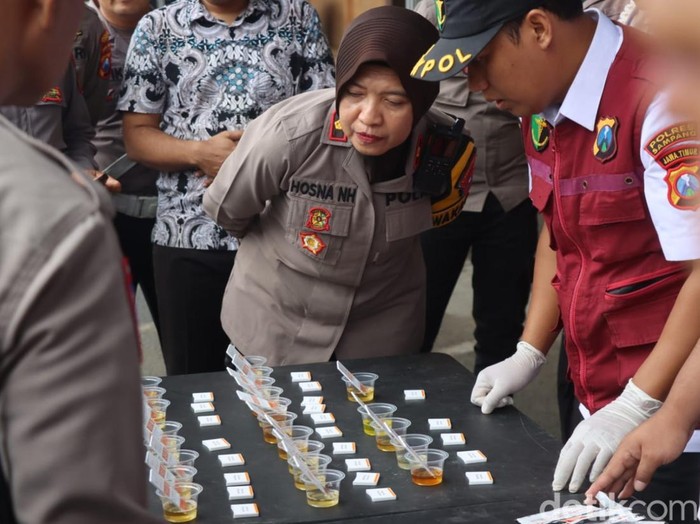 puluhan personel polres sampang tes urine