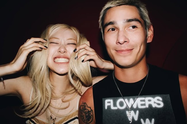 Model, aktor, dan skateboarder Amerika itu menjadi pria pertama yang mencium Rose BLACKPINK di ‘depan’ penggemar. Tak sedikit yang melihat keserasian Evan dan Rose hingga menduga kedunya punya hubungan spesial. Foto: dok. Instagram @roses_are_rosie, dok. Instagram @evanmock