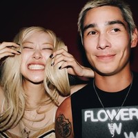 Model, aktor, dan skateboarder Amerika itu menjadi pria pertama yang mencium Rose BLACKPINK di ‘depan’ penggemar. Tak sedikit yang melihat keserasian Evan dan Rose hingga menduga kedunya punya hubungan spesial. Foto: dok. Instagram @roses_are_rosie, dok. Instagram @evanmock