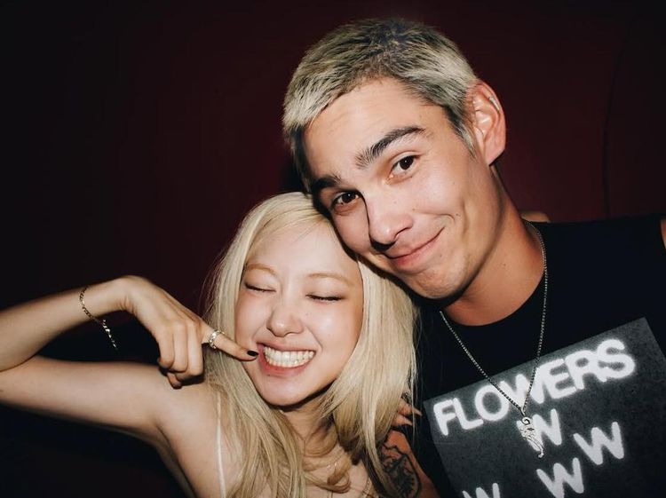 7 Momen Kedekatan Rose BLACKPINK & Evan Mock, Ciuman di Video Klip Terbaru