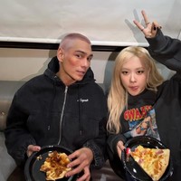 Dalam unggahan foto terbaru, Rose BLACKPINK tampak memakai hoodie hitam keluaran brand Evan Mock, Wahine. Foto: dok. Instagram @roses_are_rosie, dok. Instagram @evanmock