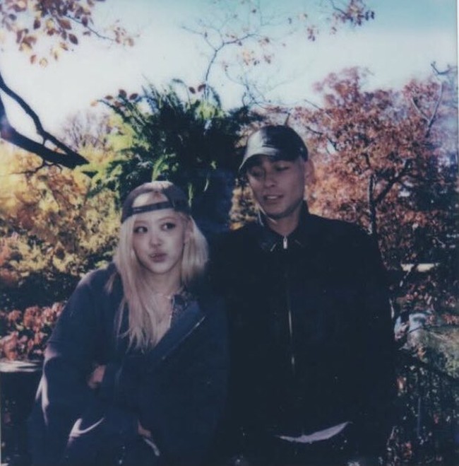 Rose BLACKPINK bahkan membuat Bruno Mars ‘cemburu’ dengan kedekatannya bersama Evan Mock. “Tunggu dulu!!! Siapa itu?” tulisnya di bawah unggahan foto Rose bersama Evan. Foto: dok. Instagram @roses_are_rosie, dok. Instagram @evanmock