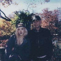 Rose BLACKPINK bahkan membuat Bruno Mars ‘cemburu’ dengan kedekatannya bersama Evan Mock. “Tunggu dulu!!! Siapa itu?” tulisnya di bawah unggahan foto Rose bersama Evan. Foto: dok. Instagram @roses_are_rosie, dok. Instagram @evanmock