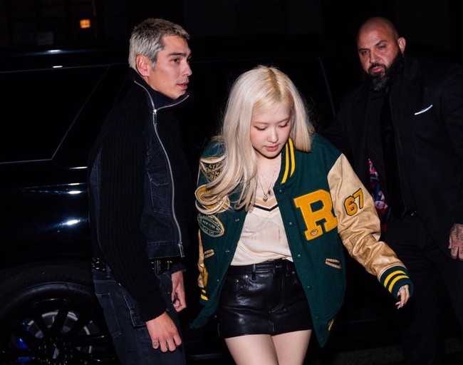Keduanya turun berdua dari mobil yang terparkir di restoran Jean’s NYC di New York, AS pada Sabtu (7/12/2024). Penggemar histeris melihat Evan meletakkan tangannya di pinggang personel grup BLACKPINK itu. Foto: dok. Instagram @roses_are_rosie, dok. Instagram @evanmock