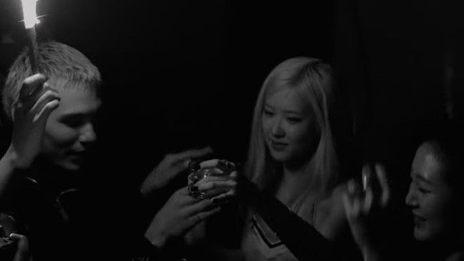 Meskipun awalnya diduga makan malam bersama, ternyata Rose dan Evan merayakan perilisan album ‘rosie’. Mereka tampak bersenang-senang melakukan tarian lagu APT. Foto: Instagram