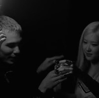 Meskipun awalnya diduga makan malam bersama, ternyata Rose dan Evan merayakan perilisan album ‘rosie’. Mereka tampak bersenang-senang melakukan tarian lagu APT. Foto: Instagram