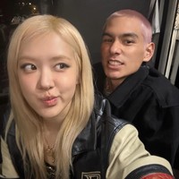 “Jadi ini pria barumu?” “Dimana kau bertemu dengannya, di sekolah khusus wanita?” ujar Bruno menyinggung Evan. Sebagai tanggapan, Evan mengedit fotonya dan Rose memakai kemeja putih, dasi merah, dan bawahan coklat bak lulus dari satu sekolah. “Baru lulus dari sekolah khusus wanita.” Foto: dok. Instagram @roses_are_rosie, dok. Instagram @evanmock