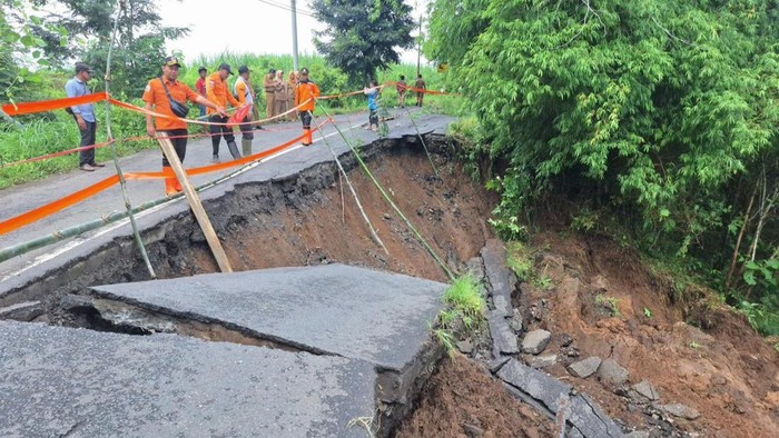 Ruas jalan utama penghubung antarkecamatan di Tulungagung longsor. Separuh badan jalan amblas ke jurang.