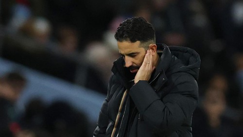 Soccer Football - Premier League - Manchester City v Manchester United - Etihad Stadium, Manchester, Britain - December 15, 2024 Manchester United manager Ruben Amorim looks dejected after Manchester Citys Josko Gvardiol scores their first goal REUTERS/Phil Noble EDITORIAL USE ONLY. NO USE WITH UNAUTHORIZED AUDIO, VIDEO, DATA, FIXTURE LISTS, CLUB/LEAGUE LOGOS OR LIVE SERVICES. ONLINE IN-MATCH USE LIMITED TO 120 IMAGES, NO VIDEO EMULATION. NO USE IN BETTING, GAMES OR SINGLE CLUB/LEAGUE/PLAYER PUBLICATIONS. PLEASE CONTACT YOUR ACCOUNT REPRESENTATIVE FOR FURTHER DETAILS..