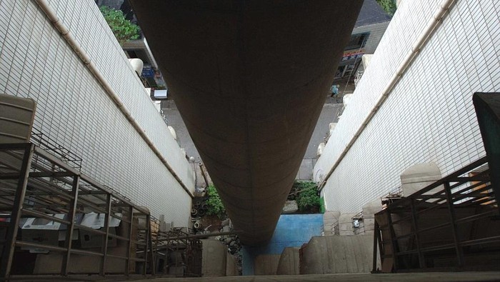 Rusun di bawah jalan layang di China.