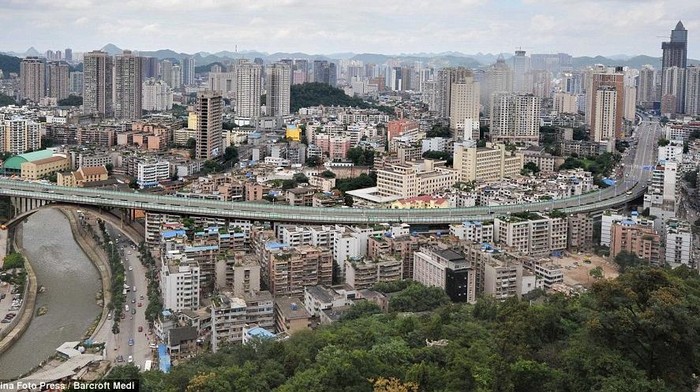 Rusun di bawah jalan layang di China/China Foto Press / Barcroft Medi via Daily Mail Rusun di bawah jalan layang di China.