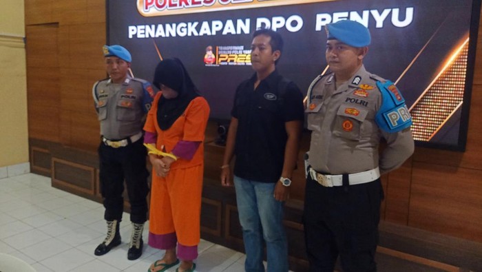 SA, penyelundup penyu di Jembrana, Bali, dihadirkan saat konferensi pers di Aula Mapolres Jembrana, Senin (16/12/2024). (Putu Adi/detikBali)