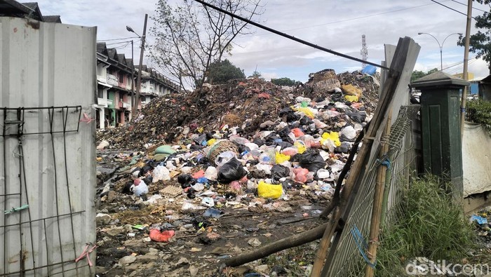 Sampah di Pasar Caringin Bandung.