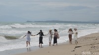 Bermain di pinggir pantai dan berfoto menjadi aktivitas yang jangan sampai dilewatkan.