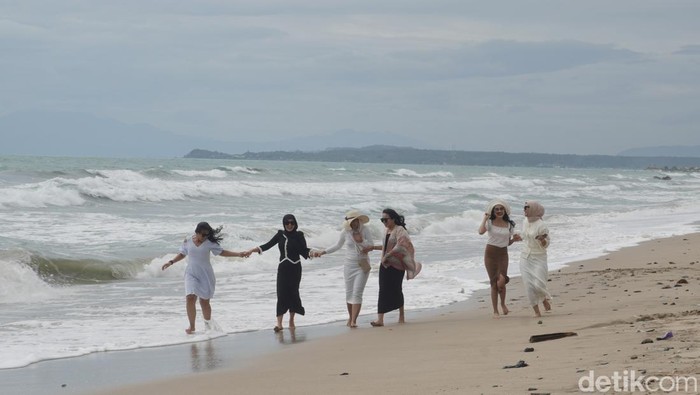 Sanggar Beach bisa menjadi pilihan wisata saat berada di Lampung Selatan. Lokasinya strategis dan fasilitasnya juga lengkap lho.