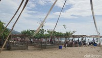 Pantai ini mengusung konsep tropis ala-ala Pulau Dewata Bali. Ada banyak gazebo yang bisa ditempati pengunjung untuk bersantai menikmati suasana pantai.