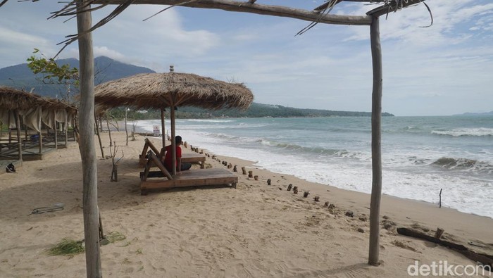 Sanggar Beach bisa menjadi pilihan wisata saat berada di Lampung Selatan. Lokasinya strategis dan fasilitasnya juga lengkap lho.