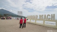 Wisatawan berjalan di Sanggar Beach, Kalianda, Lampung Selatan. Sanggar Beach bisa menjadi pilihan wisata saat berada di Lampung Selatan. Lokasinya cukup strategis dan mudah dijangkau.