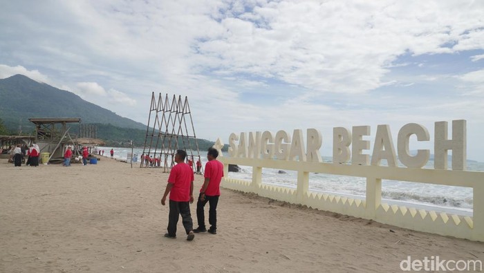 Santai Sejenak di Sanggar Beach Lampung Selatan Sanggar Beach bisa menjadi pilihan wisata saat berada di Lampung Selatan. Lokasinya strategis dan fasilitasnya juga lengkap lho.