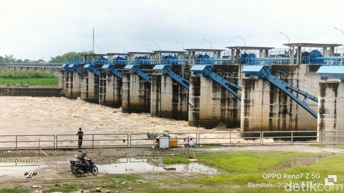 Sembilan pintu bendung gerak Bengawan Solo di Bojonegoro yang sedang diperbaiki demi pengendalian banjir.
