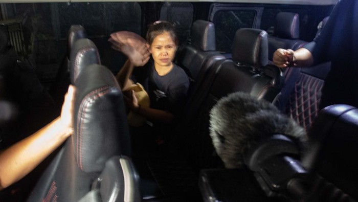 Warga negara Filipina terpidana mati kasus narkotika Mary Jane Veloso memberikan salam kepada awak media saat keluar dari Lapas Perempuan IIB Yogyakarta, Gunung Kidul, D.I Yogyakarta, Minggu (15/12/2024). Mary Jane Veloso dibawa ke Lapas Pondok Bambu, Jakarta sebelum dipindahkan ke negara asalnya. ANTARA FOTO/Andreas Fitri Atmoko/aww.