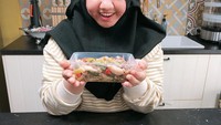 Lala aktif di media sosialnya. Ia mendapatkan produk lauk rumahan berupa oseng-oseng cumi yang pedas nagih. Foto: Instagram @shela_lala96