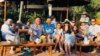 Saat liburan ke Bali, begini kompaknya keluarga Raffi-Nagita di sebuah resort. Mereka tampak menikmati minuman segar. Foto: Instagram @shela_lala96