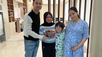 Raffi dan Nagita tak pernah membedakan para pekerjanya. Ini momen mereka ketiak merayakan ulang tahun Lala dengan seloyang kue. Foto: Instagram @shela_lala96