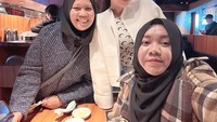 Begini akrabnya Shela Lala bersama Nagita Slavina. Ia dan Rini, pengasuh Rayyanza diajak makan di sebuah restoran di luar negeri beberapa waktu lalu. Foto: Instagram @shela_lala96