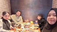 Ia juga menikmati daging panggang bersama Rafathar dan keluarganya. Mereka duduk bersama di satu meja di sebuah restoran. Foto: Instagram @shela_lala96