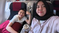 Mbak Lala begitu ia akrab disapa, sering membagikan momen bersama Rafathar. Seperti momen menikmati kopi di pesawat. Foto: Instagram @shela_lala96
