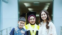 Shela Lala, pengasuh Rafathar menarik perhatian karena telah lulus dan mendapatkan gelar S1. Ini momen kelulusannya yang dihadiri oleh Nagita dan Rafathar. Foto: Instagram @shela_lala96