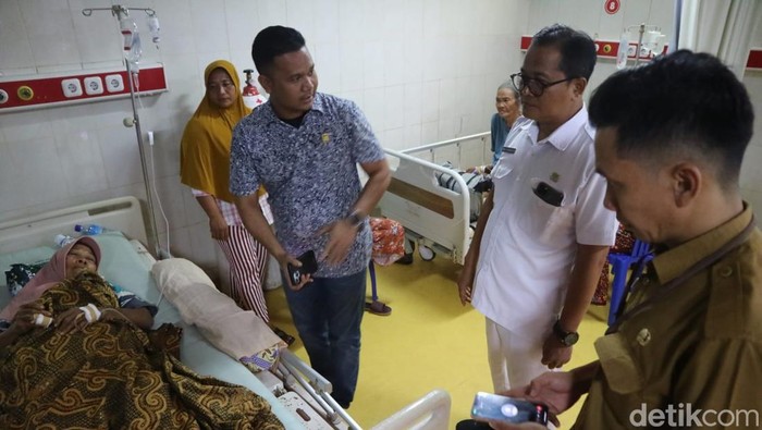 Komisi IV DPRD Lombok Tengah melakukan sidak di RSUD Praya, Senin (16/12/2024). (Edi Suryansyah/detikBali)
