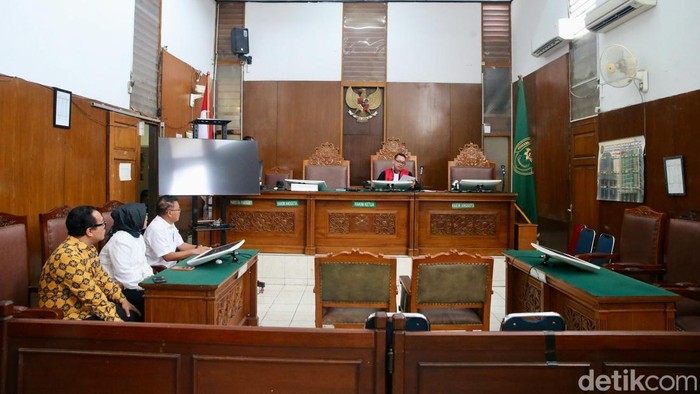 Hakim Tunggal Jan Oktavianus (kedua kanan) memimpin sidang perdana praperadilan Wali Kota Semarang Hevearita Gunaryanti Rahayu di Pengadilan Negeri Jakarta Selatan, Jakarta, Senin (16/12/2024).