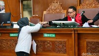 Sebelumnya Ita ditetapkan sebagai tersangka kasus dugaan korupsi pengadaan barang dan jasa di lingkungan Pemkot Semarang. Tidak terima atas penetapan tersangka, ia mengajukan permohonan praperadilan pada tanggal 4 Desember 2024. 