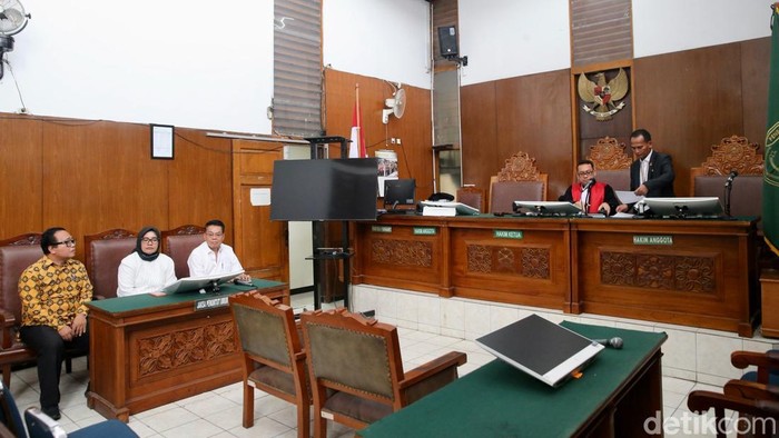 Sidang Praperadilan Walkot Semarang Mbak Ita Ditunda Hakim Tunggal Jan Oktavianus (kedua kanan) memimpin sidang perdana praperadilan Wali Kota Semarang Hevearita Gunaryanti Rahayu di Pengadilan Negeri Jakarta Selatan, Jakarta, Senin (16/12/2024).