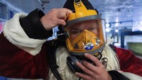 Penyelam berkostum Sinterklas memberikan kejutan spesial di Akuarium Seattle untuk menyambut perayaan Natal.