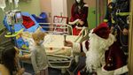 Sederet Aksi Unik Sinterklas di Dunia Ramaikan Perayaan Natal