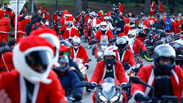 Berbagai aksi unik Sinterklas meramaikan perayaan Natal di seluruh dunia. Mulai dari parade motor di Barcelona hingga penyelam di Seattle.
