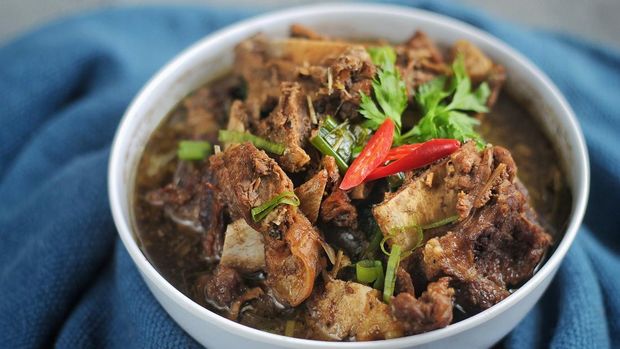Sop Konro yang dimasak dari tulang sapi atau iga dengan bumbu rempah yang kuat dan kental